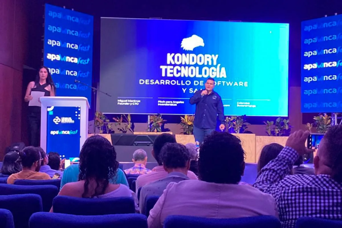 Miguel Martínez, founder and CTO of Kondory Tecnología, presenting the company at Apalanca Fest